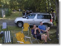 Je nás plný kopec, i vzadu u ohniště je čilý ruch