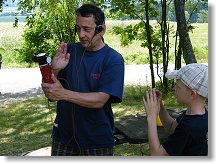 Láďa OK1FCR určuje směr postupu