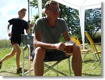 Pavel OK1DNZ, vzadu běží Vojta