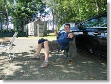 Láďa OK1FCR ve stínu pod fíky poslouchá slavíky