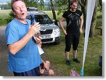 Oslavenec je evidentně potěšen