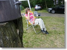 Hrnec s gulášem, v pozadí autorka této skvělé pochoutky