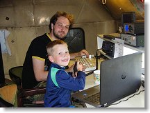 Jakub na 2m pracovišti během PDM s Honzou OK1JD