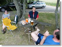 Marten OK1CMA spící, Libor OK1FPL sedící a Ivan OK1PI