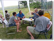 Diskuze ve stínu pavilónu