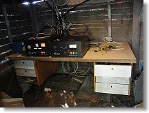 Jako by na pravé straně stolu něco chybělo...