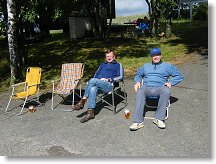 Pavel OK1DNZ a Ivan OK1PI se vyhřívají na sluníčku