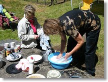 Děvčata nečekala na očistný déšť a pustila se do mytí nádobí