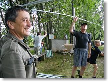 Láďa OK1FCR při stavbě pavilonu