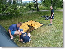 Stan FRD teamu brání vlastním tělem před hbitou sekyrkou v rukách omladiny