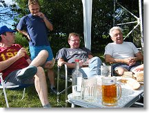 Prostřený stoleček a spokojení hamové