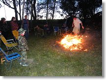 Marten OK1CMA, k nemalé radosti omladiny, roztápí večerní ohýnek