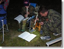 Kluci hrají, taťka alespoň svítí na noty