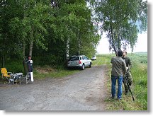 Pavel měří a Láďa pomáhá se stavbou