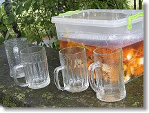 Déšť umývá prázdné půllitry