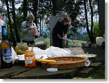 Romana a Iva při mytí vesteckého nádobí