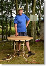 Hrdý restaurátor stolku OK1FRD u hotového díla