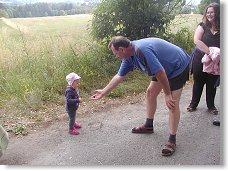 Co mně to ten děda dává ?