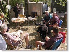 Vláďa OK1SVB, Lukáš OK1MHW, Eda OK1HEH, Bohouš OK1PBB a pobíhající čtyřnozí Vláďovi kamarádi