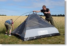 Toník s taťkou staví dočasný příbytek