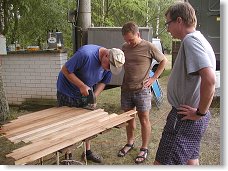 Konečně jsme se pustili do opravy strouchnivělého vesteckého stolku