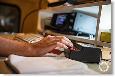 Hbitá ruka operátora ovládá anténní přepínač