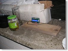 Pivní arduino v plném provozu na zídce vedle pípy