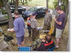 Omladina se zájmem sleduje