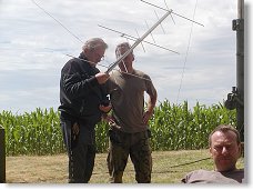 Jirka ukazuje Lukášovi anténku pro práci via sat