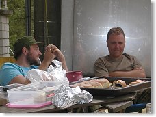 Honza OK1JD a Lukáš OK1MHW u prostřeného stolu