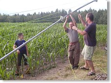 Při četnosti kotevního lanoví je každá ruka dobrá