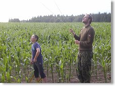 Kotevníci v poli kukuřice