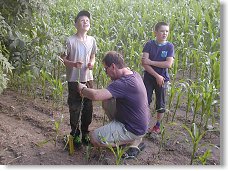 Marten odborně přivazuje jistící lanka