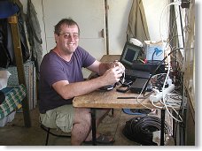 Marten připravuje zařízení, aby si zalaškoval s FT8