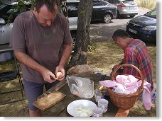 Ivan OK1PI krájí cibulia Láďa OK1FCR strouhá křen do vesteckého guláše