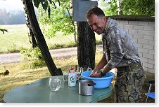 Lukáš cídí pivní nádobí