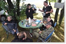 Posezení u nového stolu