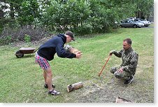 Vojta coby dřevolámač a jeho taťka OK1MHW jako odborný poradce