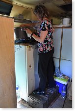 Iva, stojíc na anténní bedně, dolaďuje gulášek