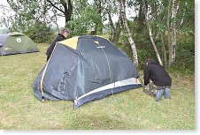 Honza OK1JD a Iva při stavbě dočasného sídla