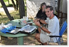 Martin zobá ze své potravinové krabičky