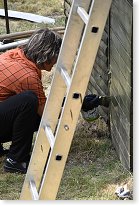 Iva natírá strojovnu