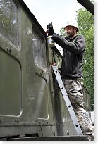 Honza natírá základem stříšku