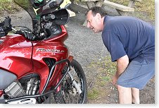 Ivan odborně obhlíží Hondu