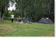 OK2PLH a OK1HEH opékají špekáčky