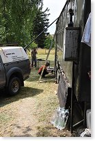 Vzadu někdo natírá