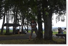 Emil OK5AG vytlouká zaklíněnou větev