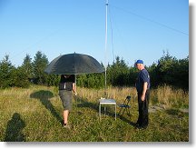 Petr se pokouší zprovoznit slunečník