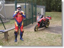 Přijel v plné zbroji, tedy i ve své bezvadně padnoucí kombinéze z klokaní kůže