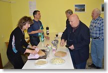 Za pultem momentálně Láďovi OK1FCR vypomáhá Iva XYL OK1FRD